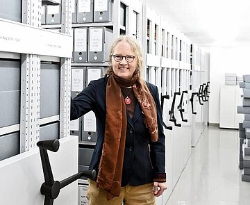 Katrin Dort fühlt sich in den Archivräumen wohl. Seit 2020 ist sie dort auch Leiterin und wirkt bei der Ideenentwicklung für Ausstellungen und dergleichen mit.