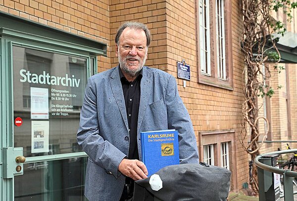 Ernst Otto Bräunche leitet noch bis zum 30. Juni das Stadtarchiv Karlsruhe