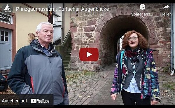Die Kuratorin Jacqueline Berl und der Fotograf Günter Heiberger führen durch die Sonderausstellung "Durlacher Augenblicke" und besuchen die Originalschauplätze der historischen Fotografien. 