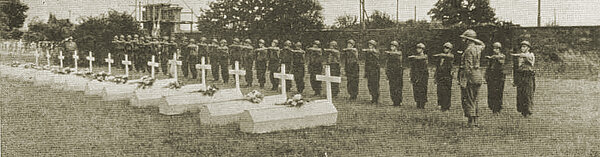 Ehrenformation der französischen Armee vor den Särgen der ermordeten Mitglieder von "Réseau Alliance" bei der Wiederbestattung der Leichen am 30. Juni 1945 auf dem kurz zuvor angelegten französischen Militärfriedhof beim Karlsruher Hauptfriedhof