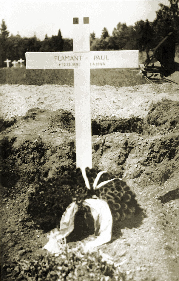 Wiederbestattung der Leichen der 14 Widerstandskämpfer am 30. Juni 1945 auf dem zwei Monate zuvor angelegten französischen Militärfriedhof beim Karlsruher Hauptfriedhof