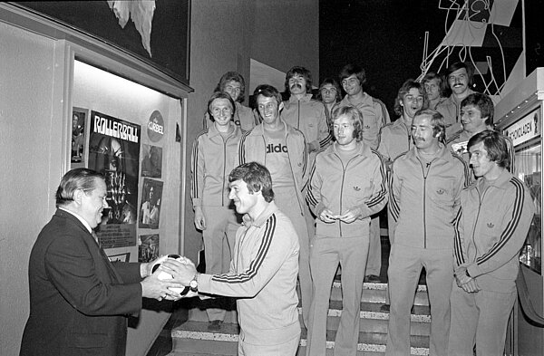 Die Mannschaft des Bundesliga-Aufsteigers KSC im September 1975 zu Besuch im Kino "Die Kurbel", in der Bildmitte Winfried Schäfer