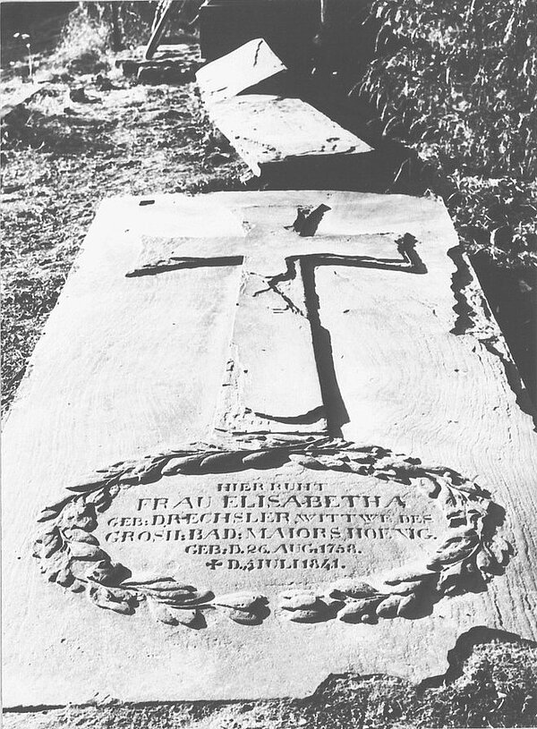 Grabdenkmal Elisabetha Hönig mit noch intakter Inschrift, Foto vor 1944
