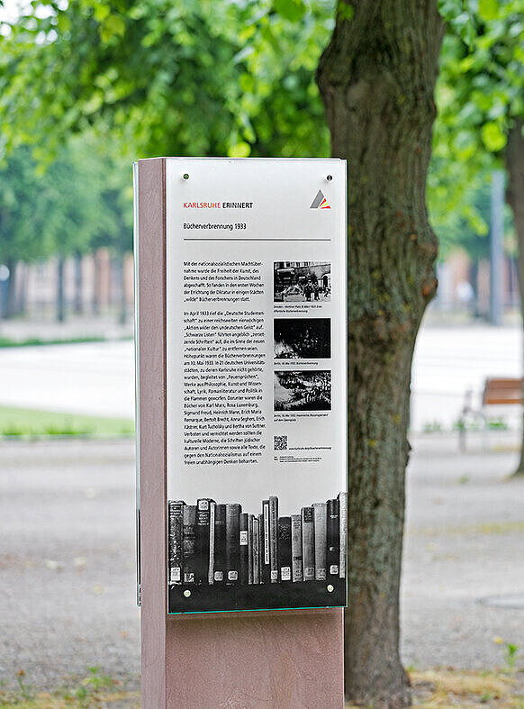 Stele zur Bücherverbrennung auf dem westlichen Schlossplatz 2013