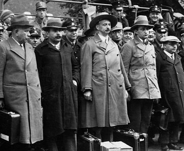 Die sieben Opfer der Schaufahrt bei der Ankunft im KZ Kislau – ein Propagandafoto der Nationalsozialisten