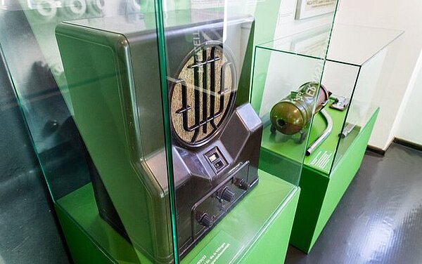 Radio und Staubsauger im Bereich Alltag und Gesellschaft (Leihgaben des Technoseum, Mannheim), Gustai/pixelgrün