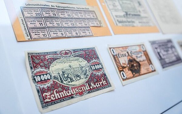 Lebensmittelmarken und Inflationsgeld, Gustai/pixelgrün