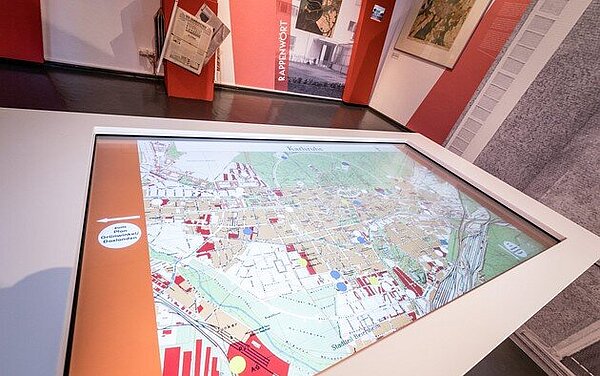Interaktiver Medientisch zu Bauprojekten von 1919 bis 1932, Gustai/pixelgrün