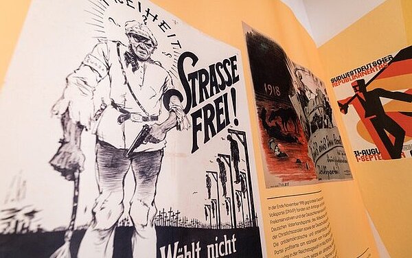 Wahlplakate im Bereich Politik, Gustai/pixelgrün