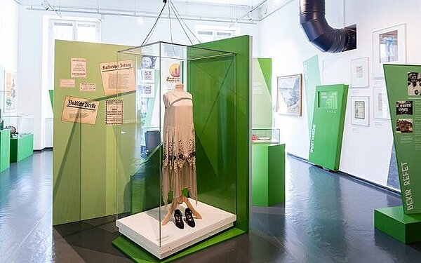 Charlestonkleid im Bereich Alltag und Gesellschaft (Leihgabe des Kurpfälzischen Museums Heidelberg / Textilsammlung Max Berk), Gustai/pixelgrün