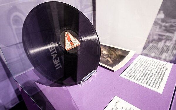 Schellackplatte mit Aufnahmen von Mary von Ernst, Sopranistin am Badischen Landestheater, im Bereich Kultur, Gustai/pixelgrün