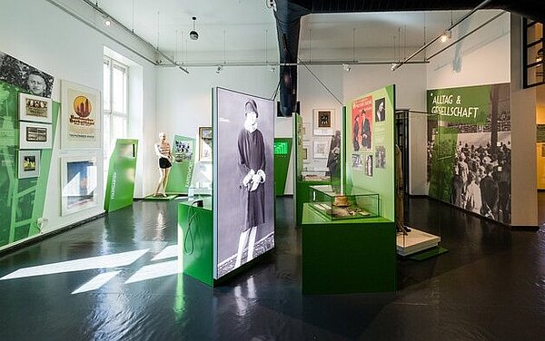 Blick in den Bereich Alltag und Gesellschaft, Gustai/pixelgrün