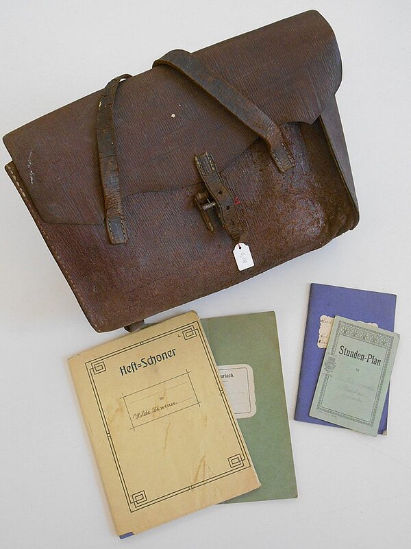 Schulranzen mit Schulheften