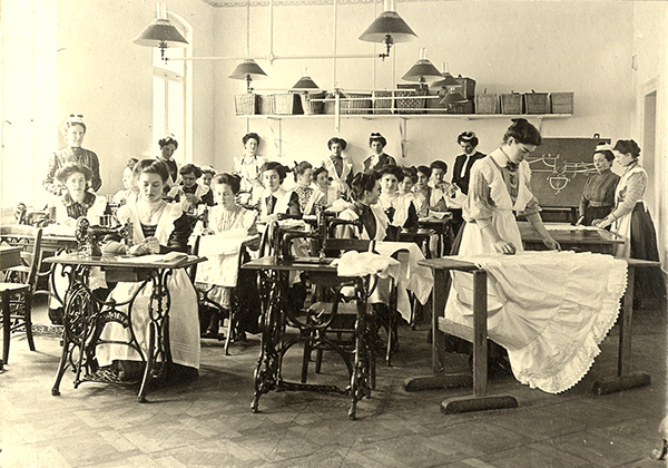 Nähunterricht an der Frauenarbeitsschule des Badischen Frauenvereins im Jahr 1911