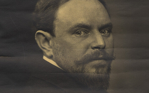 Brustbild des Bildhauers Konrad Taucher