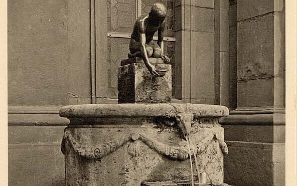 Von Konrad Taucher entworfener Brunnen vor der Kleinen Kirche