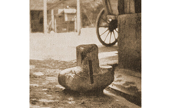 Steinkreuz mit Pflugsech