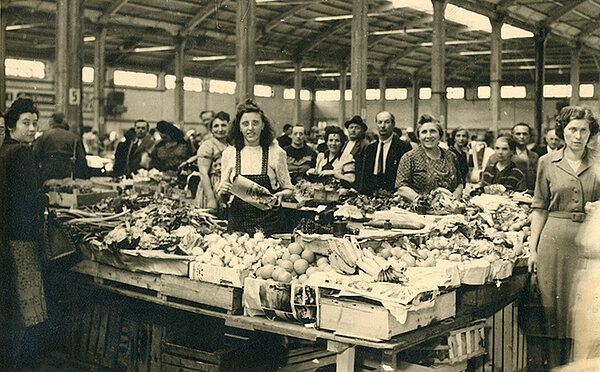 Blick auf einen Stand des Kleinmarkts in der Karlsruher Markthalle etwa 1955