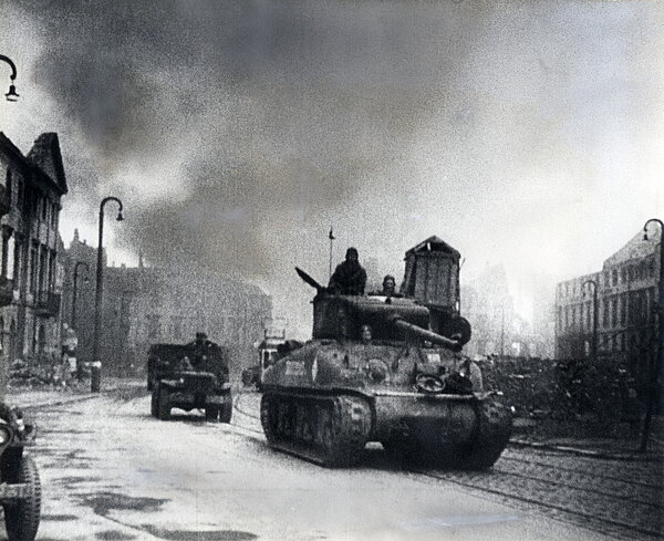 Französische Panzer in der Kaiserstraße, April 1945