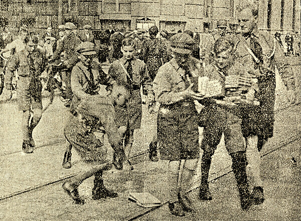 Auf der Kaiserstraße sammeln Hitler­jun­gen im Juni 1933 Bücher für die Verbren­nung ein
