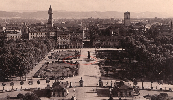 Schauplatz der Bücherverbrennung auf dem Karlsruher Schlossplatz am 17. Juni 1933, Foto um 1890 mit eingezeichneter Markierung