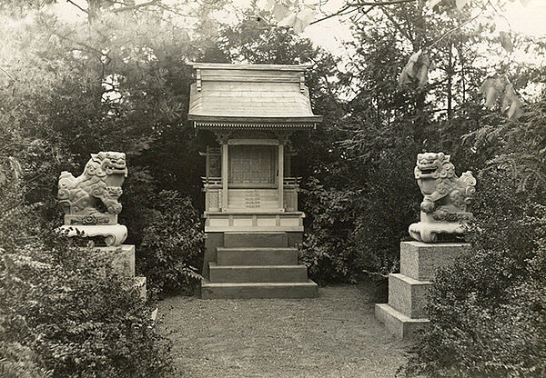 Shinto-Schrein im Japangarten