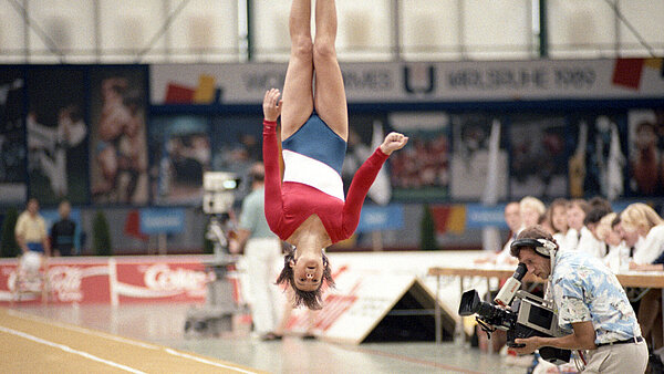 Bei der Turnsportart „Tumbling“ werden auf einer elastischen Bahn Überschläge und Salti miteinander kombiniert