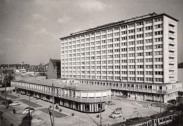 1953-1955 entstand das Hochhaus mit vorgelagerter Einkaufszeile an der Ecke Karl-/Mathystraße (Schmiederplatz), Foto um 1960