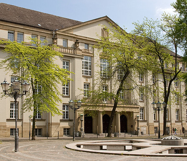 Hauptfassade der heutigen Carl-Hofer-Schule mit Brunnenanlage auf dem Lidellplatz 2013