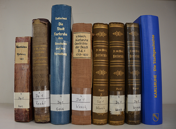Die fünf bisher erschienen Gesamtdarstellungen der Karlsruher Stadtgeschichte