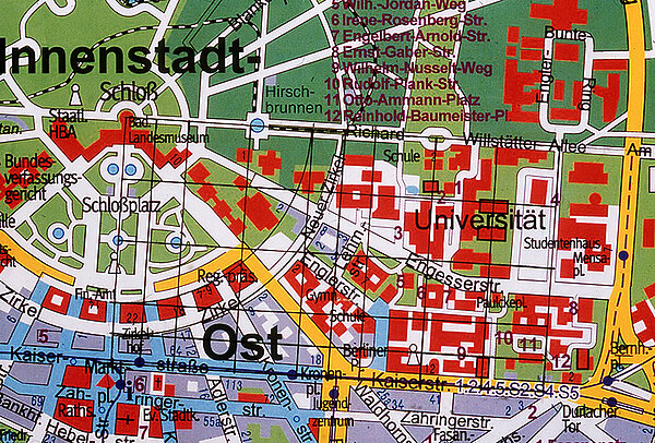 Die vom Schlossturm ausgehende Nord-Süd-Linie im Entwurfsraster mit dem Schnittpunkt Standort Brunnen