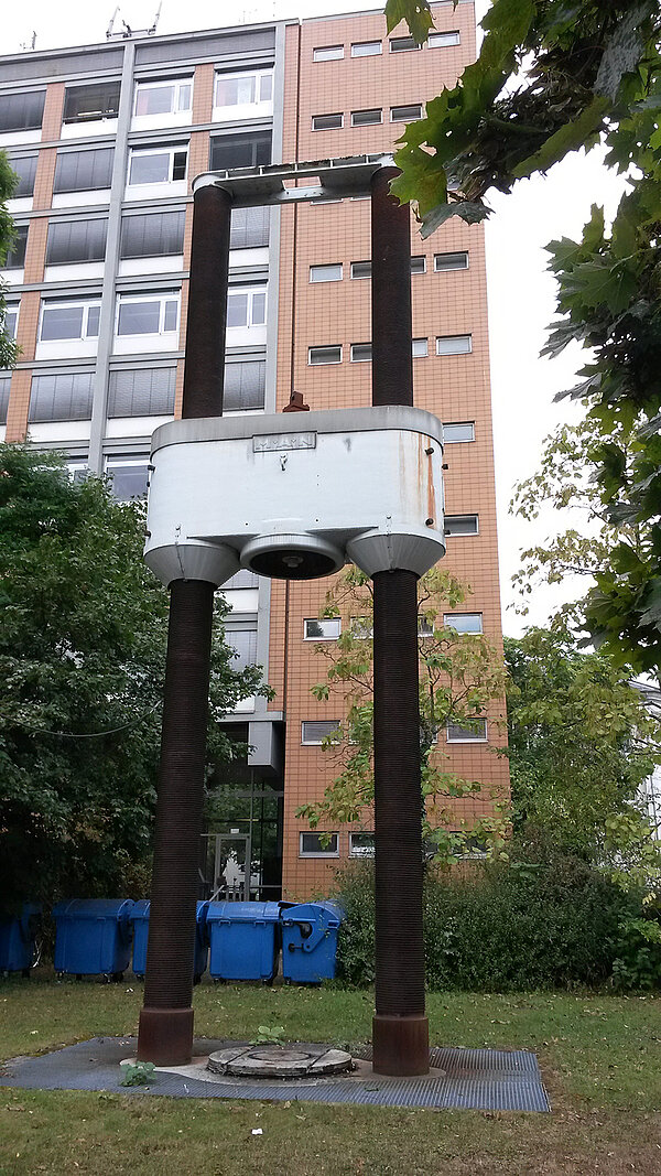 5.000-Tonnen-Presse zur Materialprüfung auf dem Gelände des Campus Süd des KIT 2016