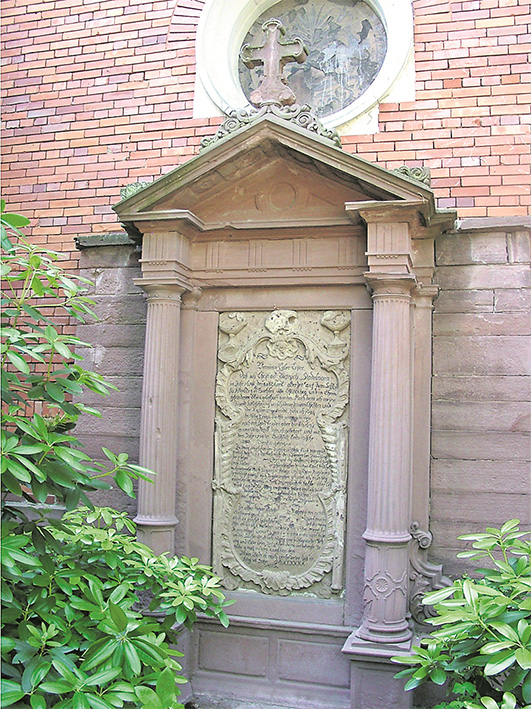 Ältestes Grab auf dem Karlsruher Hauptfriedhof: die Ruhestätte des ehemaligen Geheimrats Christian Dieterich Stadelmann