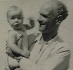 Eugen Seidt, Gewerkschafter, Betriebsrat, Kommunist, Freiwilliger für die spanische Republik 1936 und Überlebender des KZ Dachau, hier 1950 mit seinem Sohn Michael