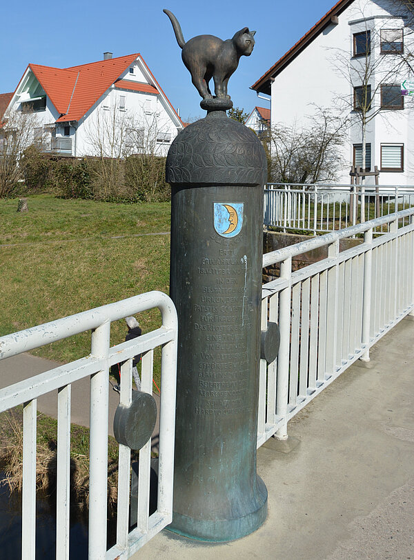 Westlicher Pylon mit Katzenfigur auf der Albbrücke vor dem "Bulicher Loch" mit Informationen zur Geschichte Bulachs