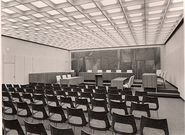 Der Verhandlungssaal im 1960 fertiggestellten Westbau des Bundesgerichtshofs an der Herrenstraße
