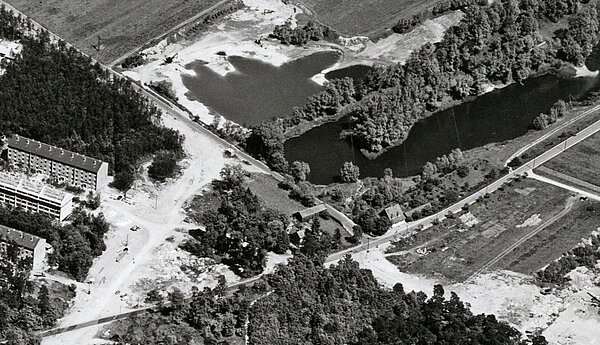 In der Bildmitte oberhalb der ehemaligen Jägerhausstraße rechts das neue Jägerhaus, links davon zwischen Bäumen das ursprüngliche Jägerhaus kurz vor dem Abriss Anfang der 1960er Jahre