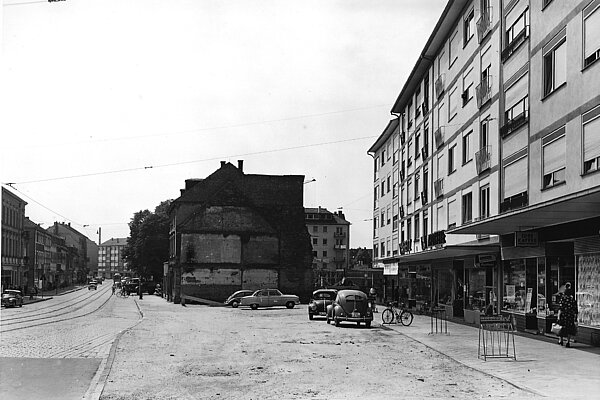 Der Stadtumbau in Mühlburgs Mitte: Die Bauflucht der nördlichen Rheinstraße rückte wegen der geplanten Straßenverbreiterung zurück, im Westen sind noch die restlichen abzubrechenden Gebäude bzw. Bauruinen zu sehen