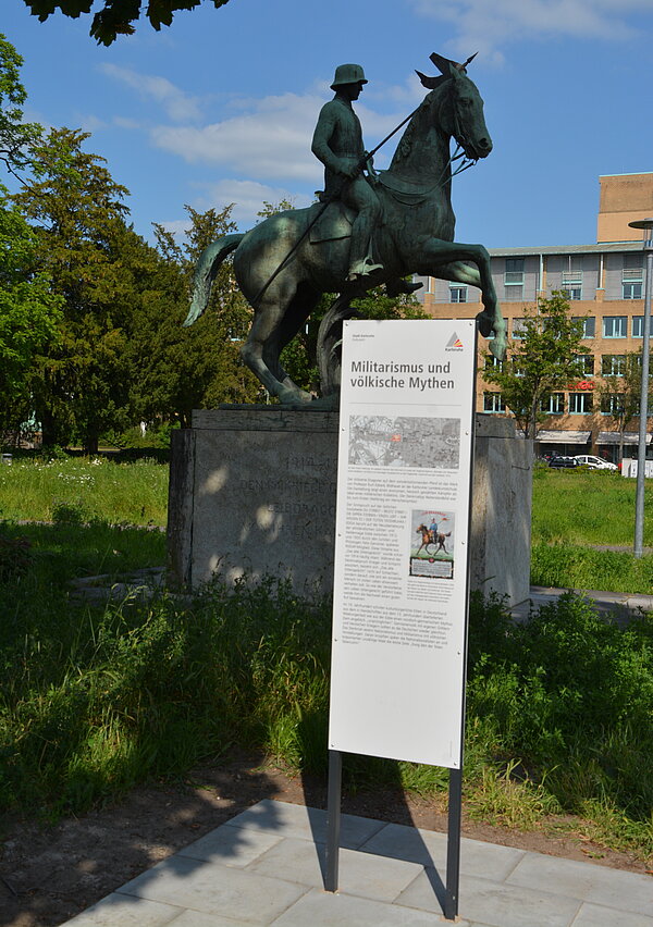 Das Leibdragoner-Denkmal vor der Christuskirche beim Mühlburger Tor mit der kommentierenden Informationsstele, Mai 2023