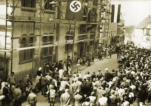 Kundgebung vor dem Knielinger Rathaus am Tag der Eingemeindung, 1. April 1935