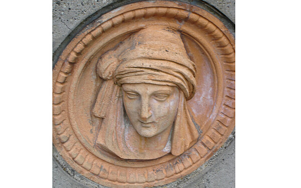 Terrakotta-Medaillon des 1944 zerstörten Hoftheaters