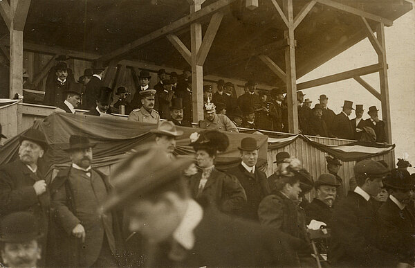 Prinz Max von Baden auf der Tribüne des KFV-Stadions am 24. März 1907 beim Spiel des KFV gegen eine Mannschaft der Universität Oxford