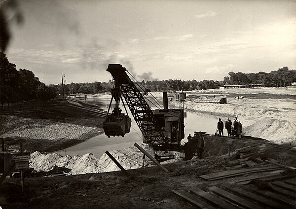 Bau des Rheinstrandbades, Bürgermeister Hermann Schneider, vermutlich Mitte stehend, Juni 1929